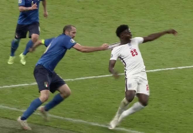 Chiellini Pulling Saka meme template